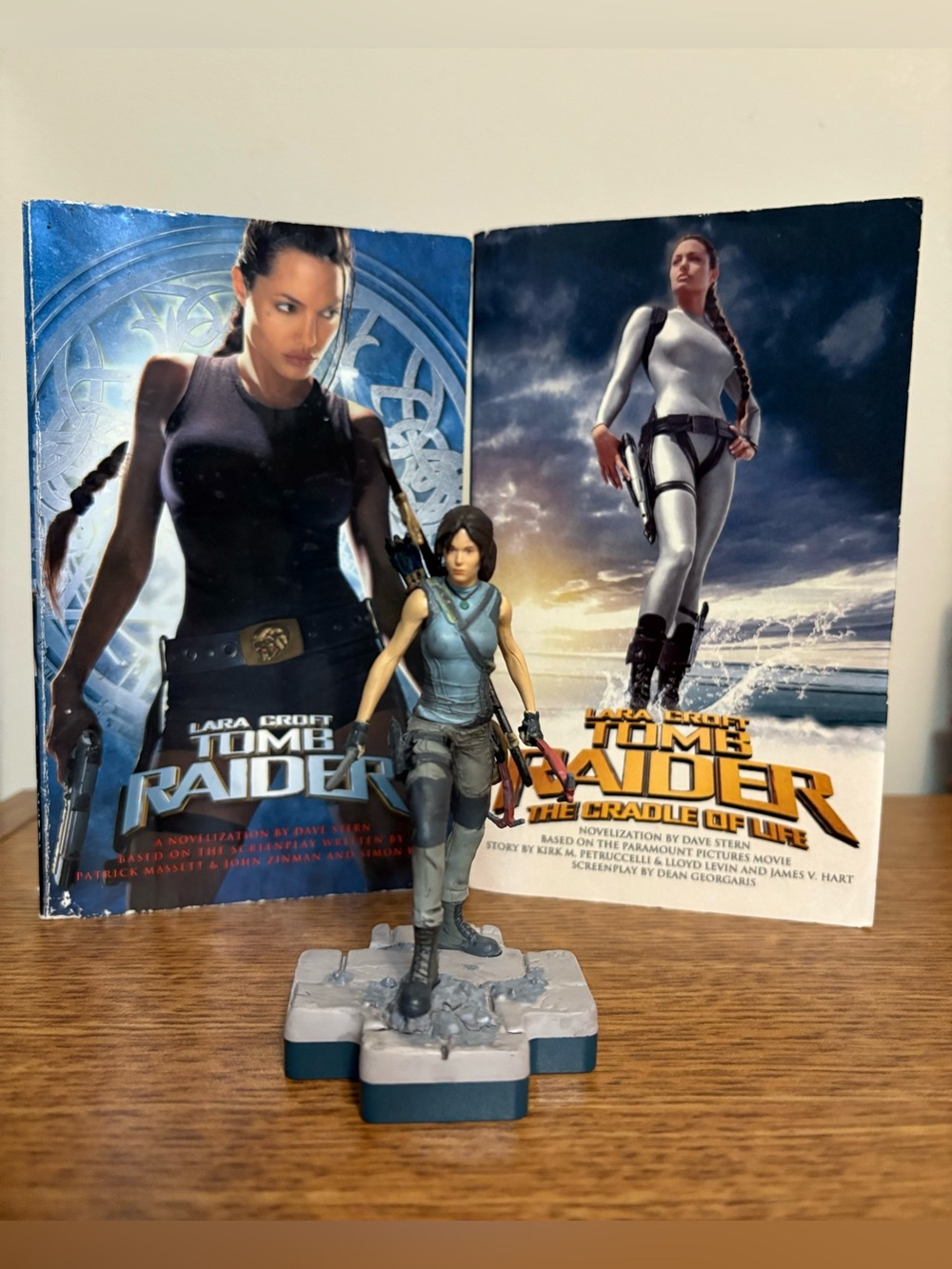 Totaku Shadow of the Tomb Raider Lara Croft Figure + Movie Tie-In Books